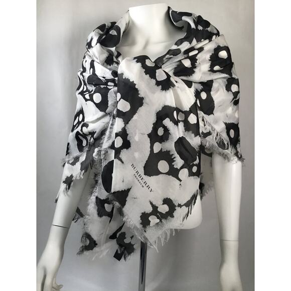 Burberry Black & White “Prorsum” Abstract Scarf Size 140cm x 130cm - Picture 1 of 4
